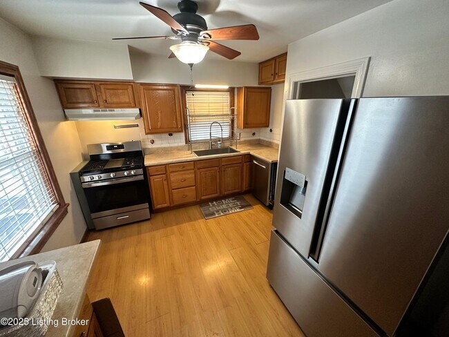 Building Photo - 332 E Esplanade Ave