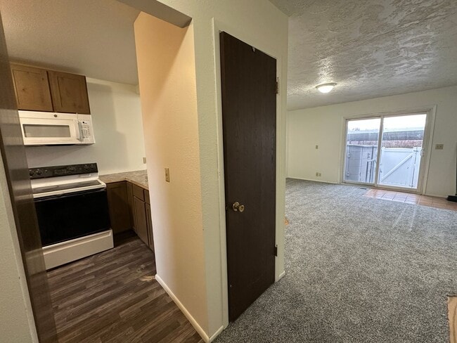 Building Photo - Spacious, three level, 4 Bed 2.5 bath Townhome in Ammon right behind the Walmart on Hitt.