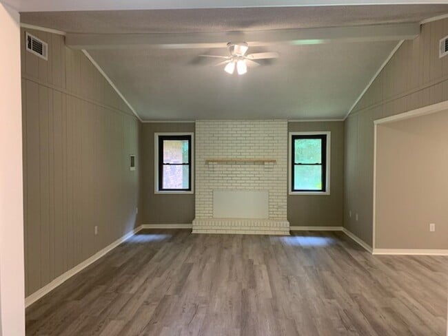 Building Photo - Renovated 3 Bedroom 2 Bath Home for Rent!!