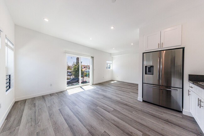 Building Photo - 3015 Alsace Ave