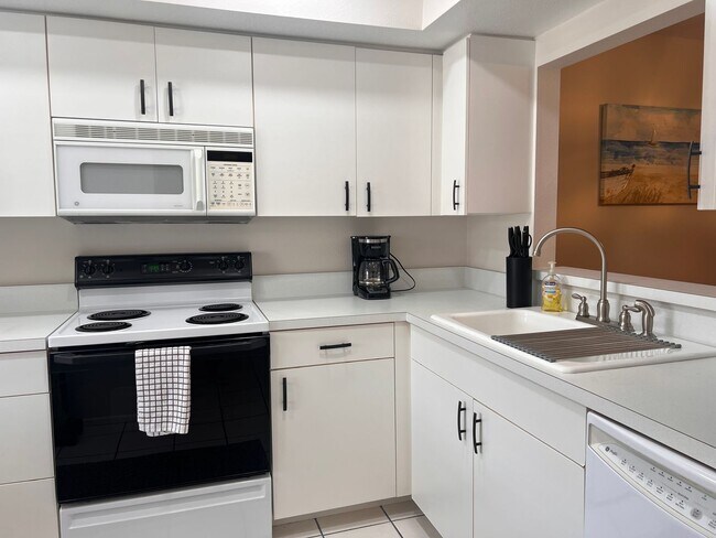 Building Photo - 748 Avenida Estancias