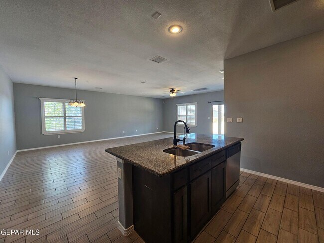 Building Photo - 7565 Wolf Creek Dr