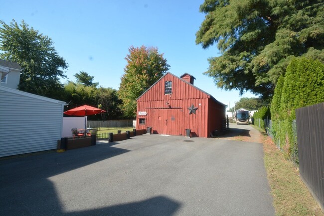 Building Photo - Recently Updated 3 Bedroom Townhouse in th...