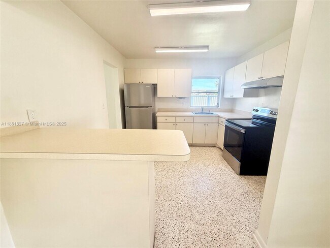 Building Photo - 2671 SW 118th Ct
