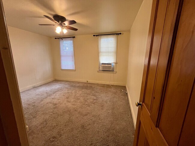 Building Photo - Spacious 4-5 Bedroom, 1.5 Bathroom 2-Story...