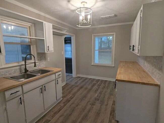 Building Photo - 210 Crescent Dr