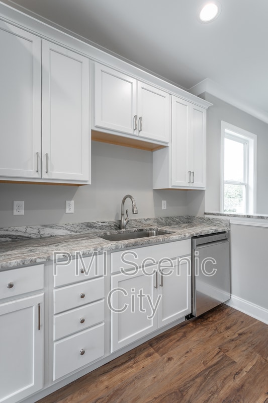 Building Photo - 2631 Rogers Dr SE