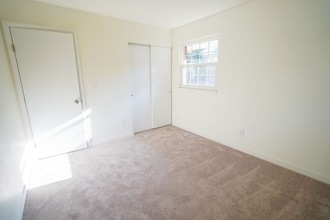 Building Photo - Beautifully updated 3-bedroom, 2-bath bric...