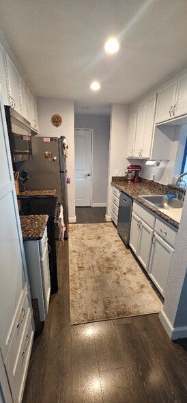 Building Photo - 685 Dartmore Ln
