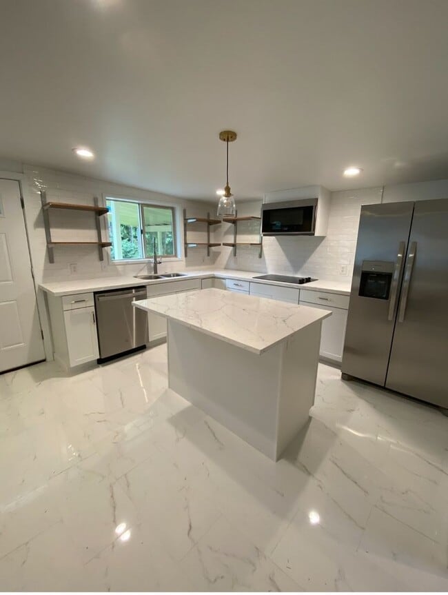 Building Photo - Newly Renovated 3 Bedroom in Renton Highlands