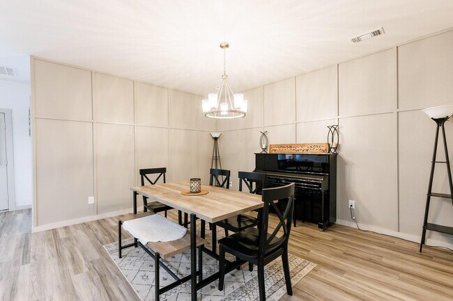 Building Photo - Spacious 4 Bed, 2 Bath Home in Abbey Glen w/ Liberty High School Feeder Pattern!