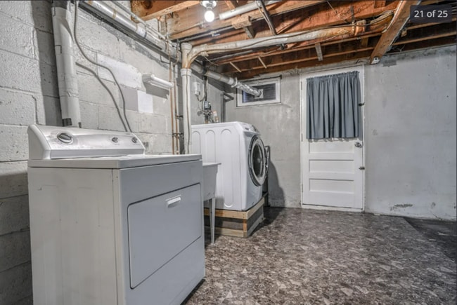 Building Photo - 3 Bedroom with Huge Rear yard