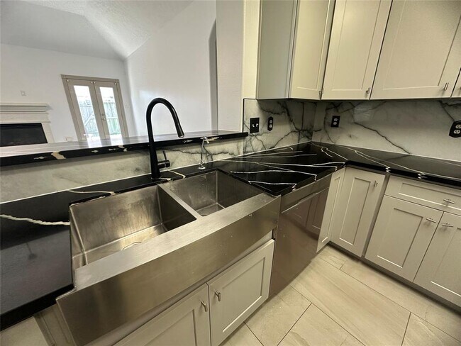 Building Photo - 2027 Marchwood Manor Dr
