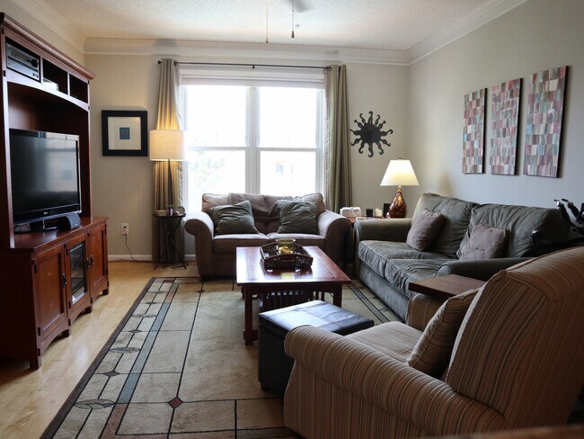 Living room - 10 Perimeter Summit Blvd NE