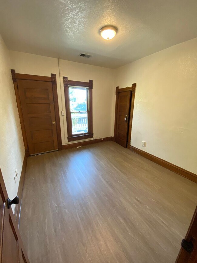 Building Photo - 2110 Grove Cir W