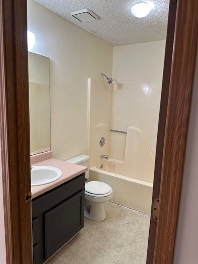 Building Photo - Nice 3 bedroom house in South Springield