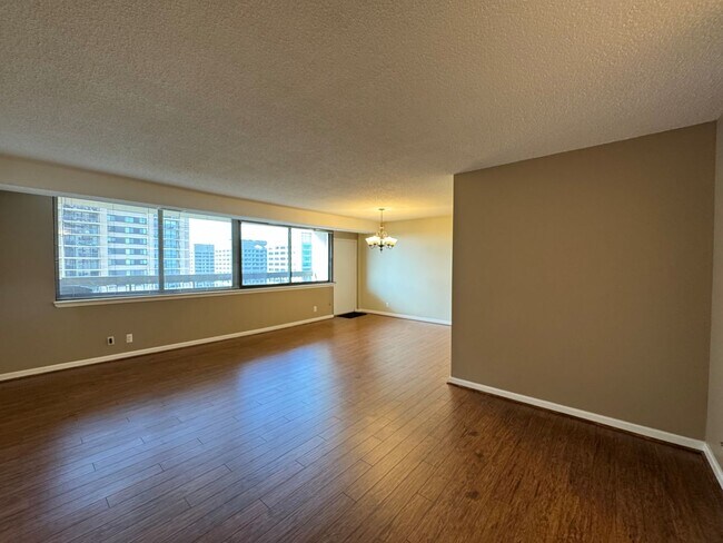 Building Photo - Bright And Spacious 2 Bed 1.5 Bath Condo W...