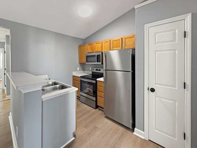 Building Photo - **2 bedroom 2 bath $1199/mo***Evansville, IN*** Pet Friendly**Vaulted Ceilings