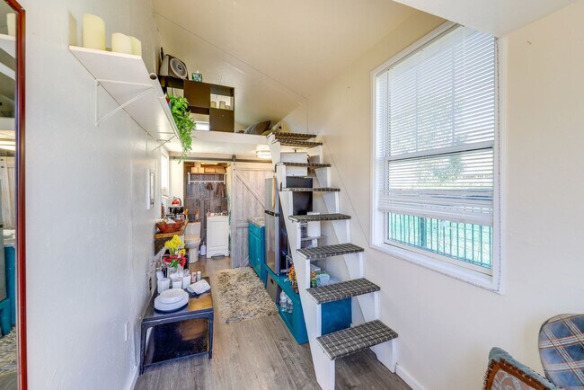 Building Photo - 445 Hansen Ln