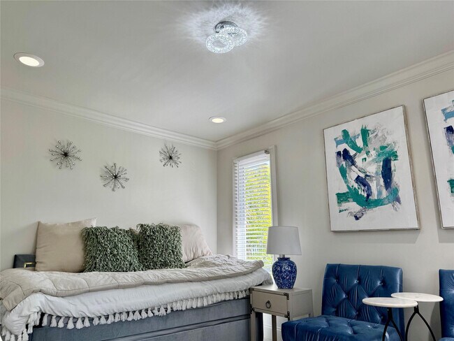 Building Photo - 1010 NE 8th Ave