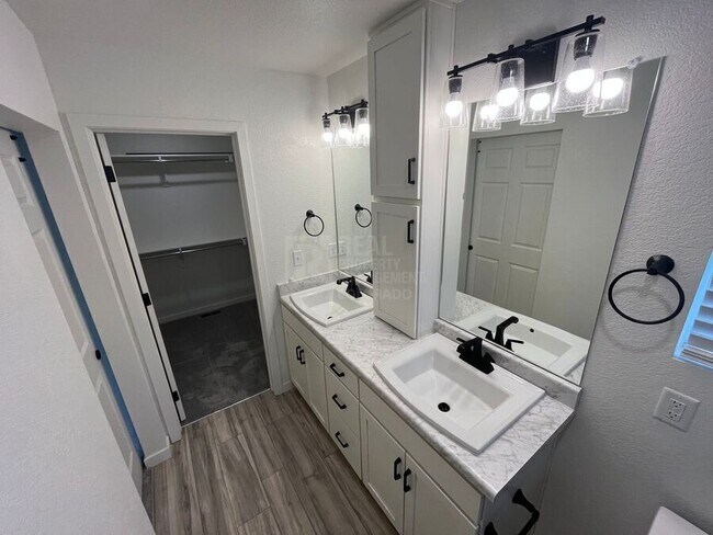 Building Photo - 3650 Pinonwood Ct