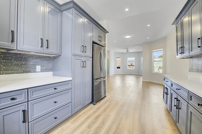 Building Photo - West Oakland Stylish 2/1 Flat - Completely...