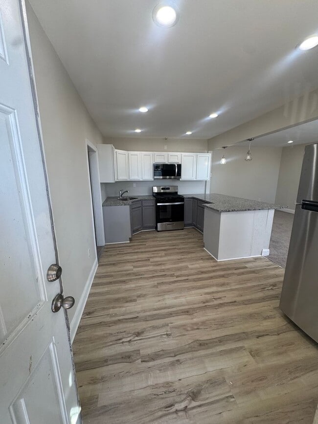 Building Photo - LIMITED-TIME MOVE-IN SPECIAL 525+ Credit Accepted | Only Half of First Month’s Rent + Last Month ...