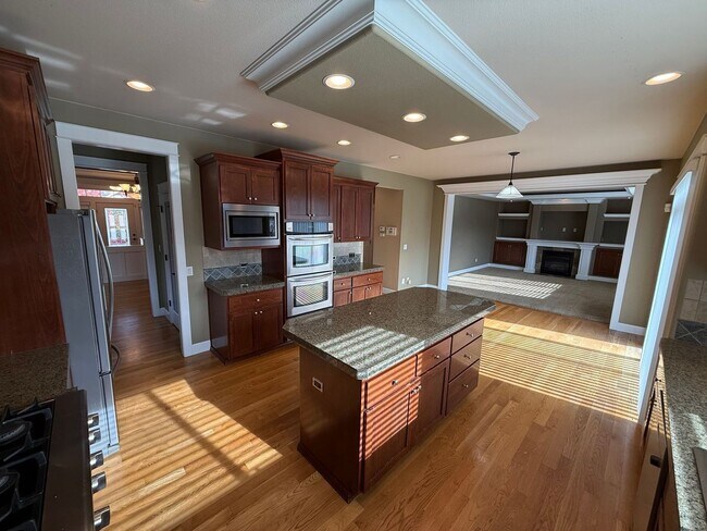 Building Photo - Stunning large 3 bedroom plus bonus rooms ...