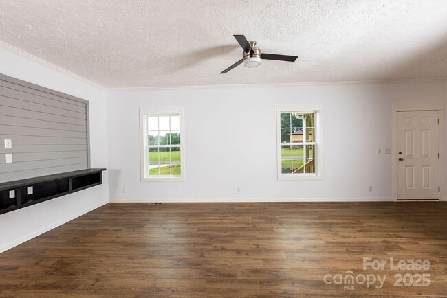 Building Photo - 2070 Travis Rd