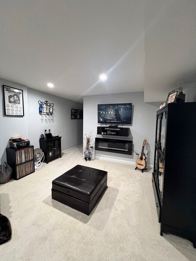 Building Photo - Gorgeous 5 Bed 3.5 Bath Single Family Home...