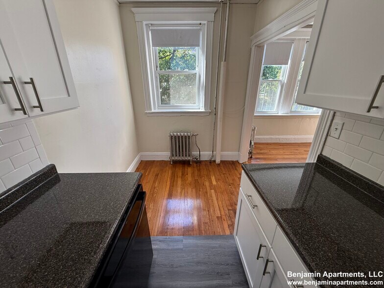 Building Photo - 458 Park Dr