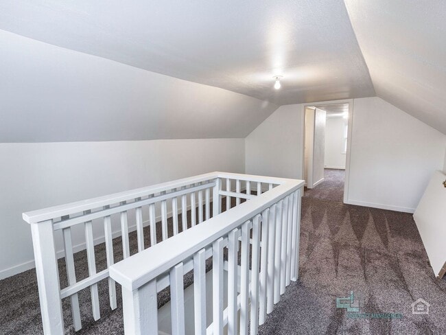 Building Photo - Beautifully Renovated furnished 3-Bedroom ...
