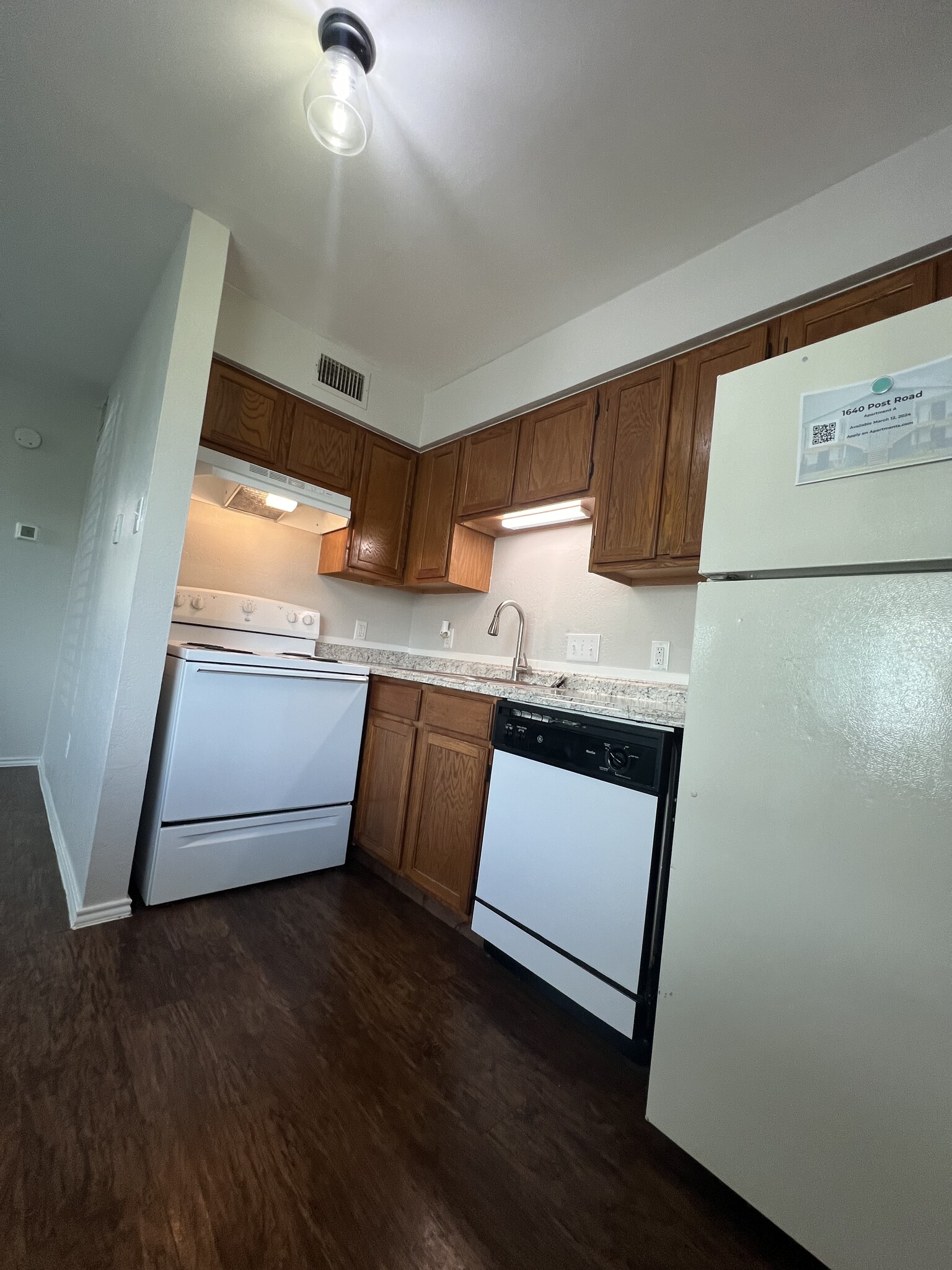 Building Photo - 1640 Post Rd