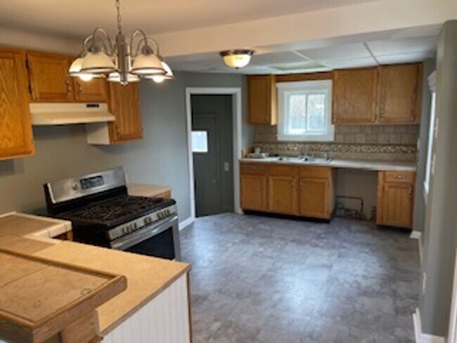 Building Photo - 3 bed 1 bath bungelow in Harper Woods with attached garage and basement