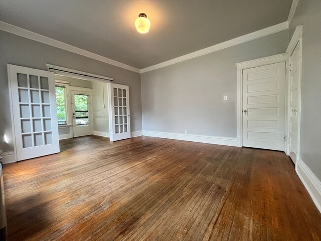 Building Photo - Large Studio in Unbeatable University Loca...