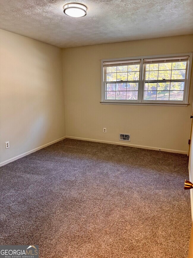 Building Photo - 3710 Creekview Cir