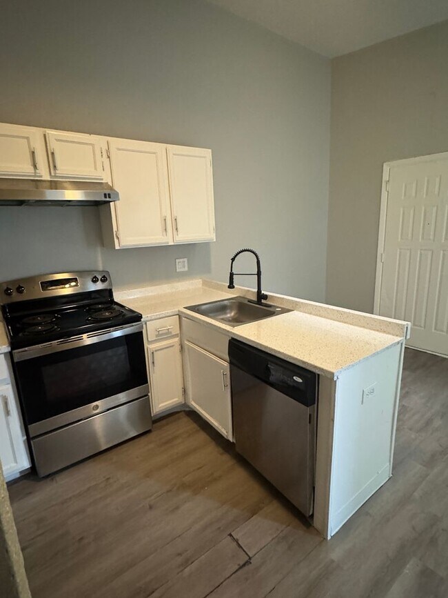 Building Photo - Studio Apartment in the Sable Cove Condominiums Community!  **Move-In Specia**