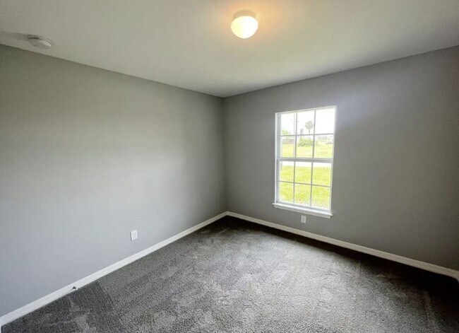Building Photo - AVAILABLE NOW! 3 Bedroom + Den - 2 Bathroo...
