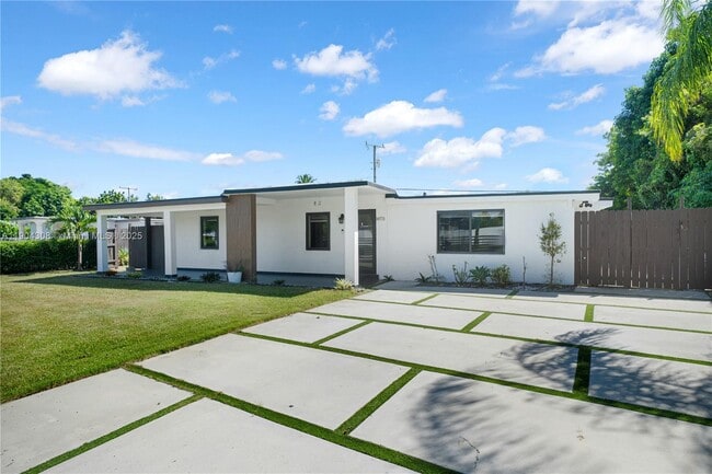 Building Photo - 14970 Leisure Dr