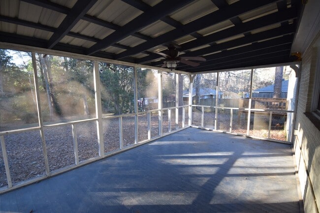 Building Photo - Cute 3 Bed 2 Bath with Hardwood Floors & G...
