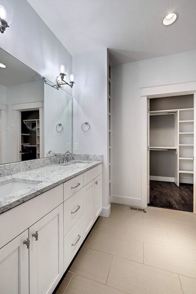 Building Photo - EAST NASHVILLE - FOUR BEDROOM Historic Home with amazing views of Nashville Skyline!