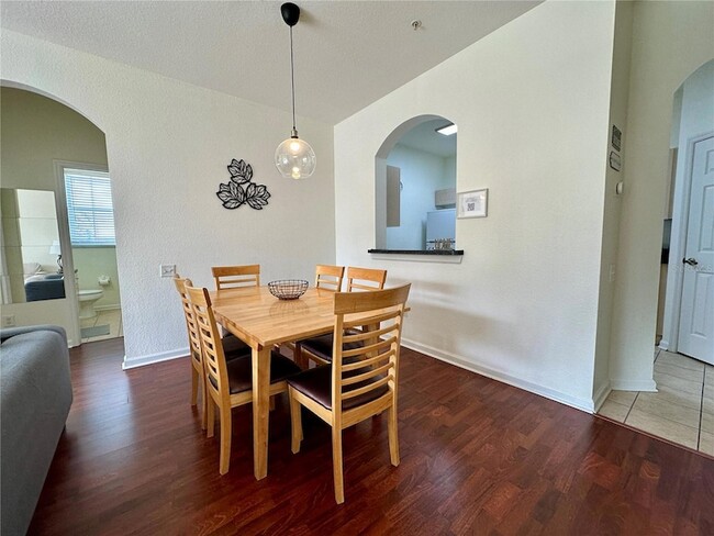 Building Photo - 2300 Silver Palm Dr