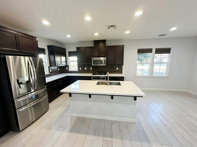 Building Photo - Beautiful 3BD Home in Hayward – Over 2,200 Sq Ft of Comfortable Living