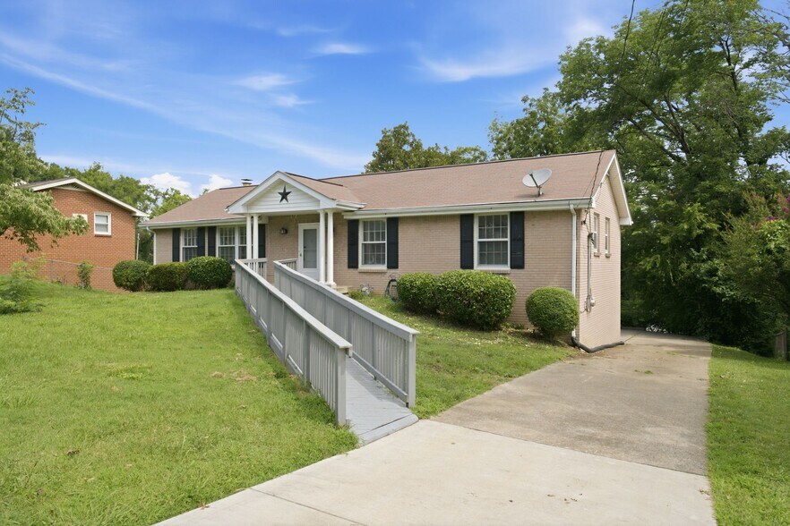 Building Photo - 2614 Edge O Lake Dr