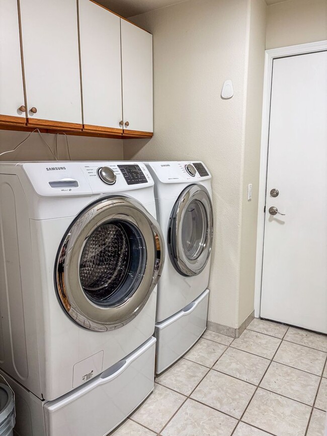 Building Photo - Spacious 4-bedroom, 3-bathroom home located in the Deer Run neighborhood