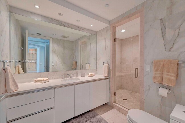 Building Photo - 16051 Collins Ave
