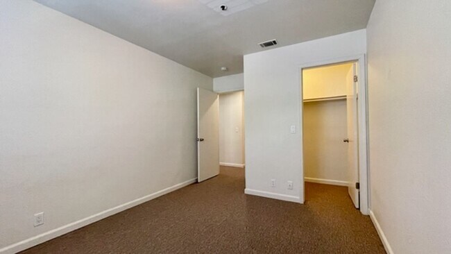 Building Photo - 2 Bedroom + Loft Condo in Parkwood Village