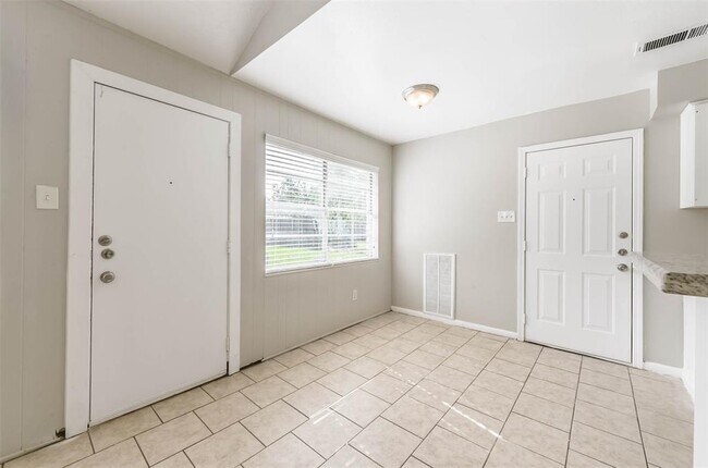 Building Photo - 5339 Castlecreek Ln