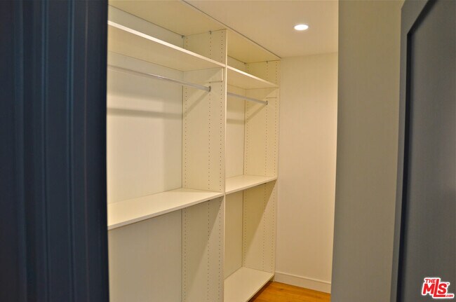 Building Photo - 3116 W 81st St