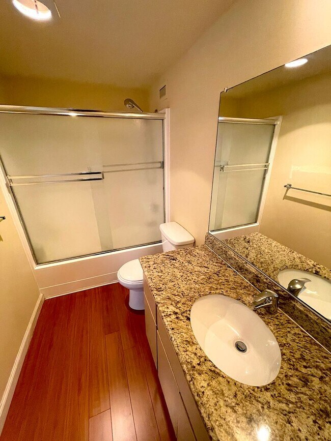 Building Photo - Spacious 2 bed 1.5 bath condo in Oakland's Chinatown. Amazing views. Must see.